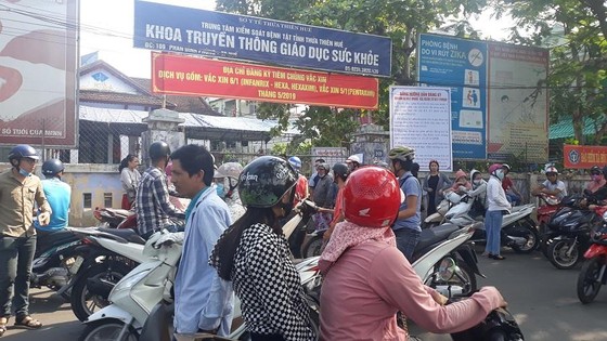Người dân “rồng rắn” đi đăng ký tiêm vaccine dịch vụ tại Huế ảnh 2