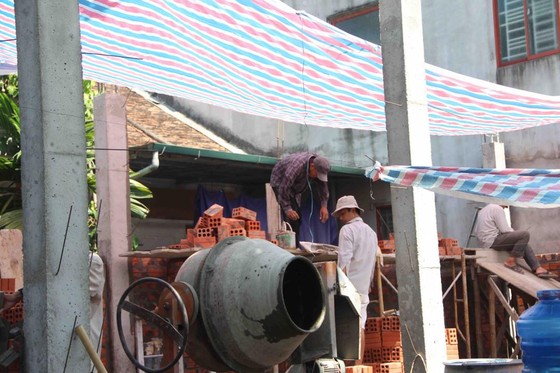 Vật vờ giữa nắng nóng ở bệnh viện ảnh 1