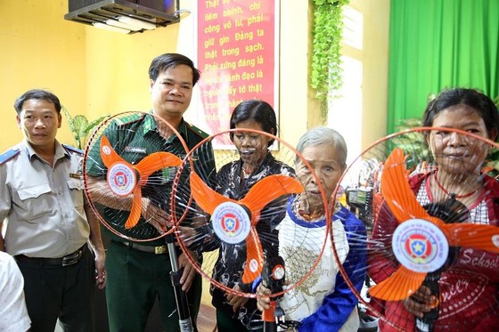 Tặng quạt điện và dê giống cho đồng bào nghèo A Lưới ảnh 1
