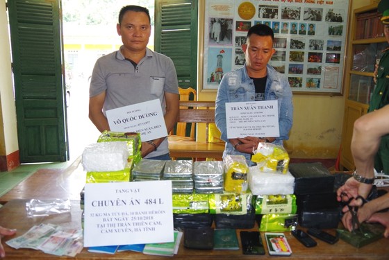 Hà Tĩnh: Bắt 2 đối tượng, thu giữ 32kg ma túy dạng đá và 10 bánh heroin ảnh 2