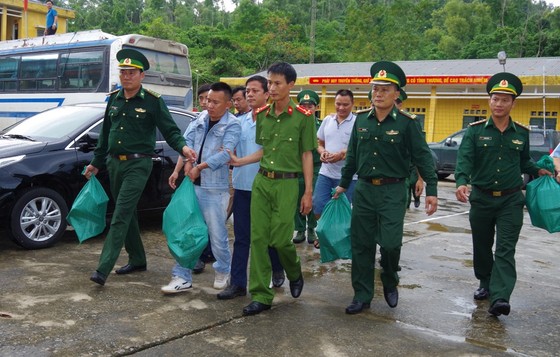 Hà Tĩnh: Bắt 2 đối tượng, thu giữ 32kg ma túy dạng đá và 10 bánh heroin ảnh 1
