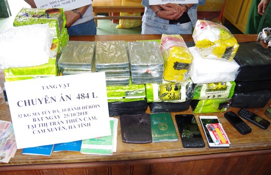 Hà Tĩnh: Bắt 2 đối tượng, thu giữ 32kg ma túy dạng đá và 10 bánh heroin ảnh 3