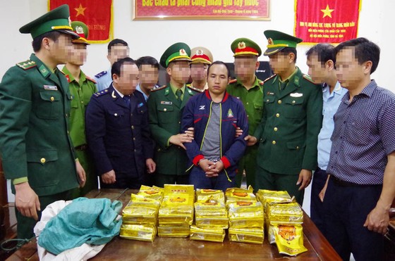 Bắt đối tượng vận chuyển ma túy ở Hà Tĩnh, thu giữ 294 kg ma túy đá ảnh 2