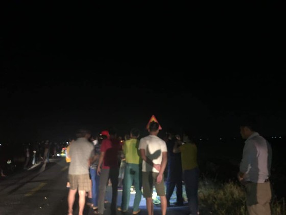 Va chạm với xe ô tô, 3 em nhỏ đi xe đạp điện bị tử vong ảnh 1