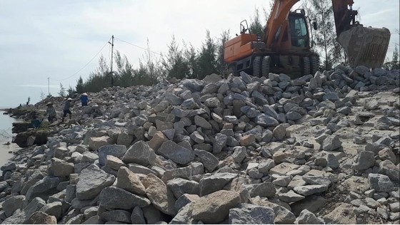 Khắc phục sự cố sạt lở đê biển xung yếu ở Hà Tĩnh ảnh 12