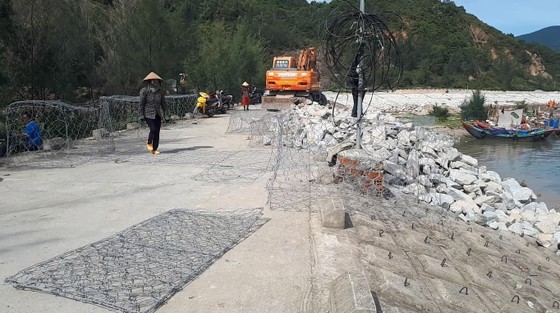 Khắc phục sự cố sạt lở đê biển xung yếu ở Hà Tĩnh ảnh 6