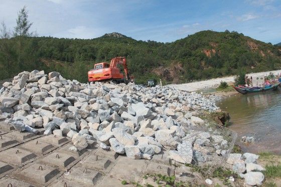 Khắc phục sự cố sạt lở đê biển xung yếu ở Hà Tĩnh ảnh 4