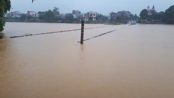 Mưa lớn, hàng nghìn học sinh ở huyện miền núi Hà Tĩnh phải nghỉ học ảnh 1