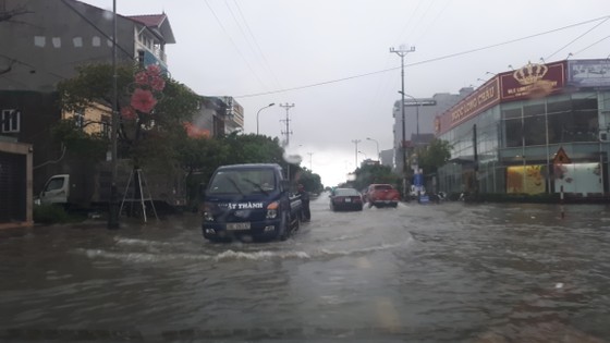 Mưa lớn, hàng nghìn học sinh ở huyện miền núi Hà Tĩnh phải nghỉ học ảnh 2