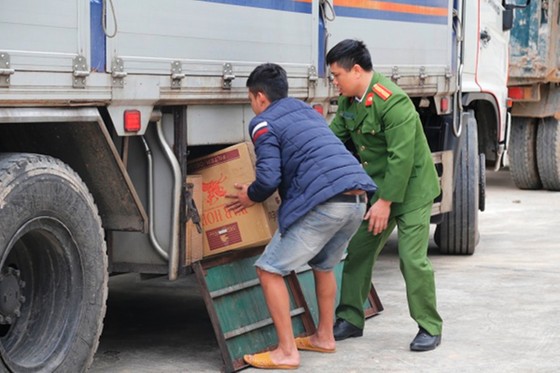 Bắt giữ vụ vận chuyển 10.000 bao thuốc lá lậu ảnh 2