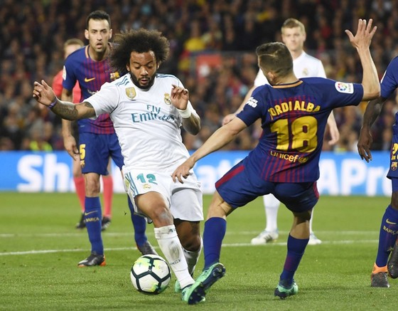 Ronaldo “điên máu” với trọng tài sau trận hòa trước Barca ảnh 1