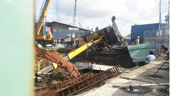 Sập cần cẩu tại vòng xoay Mỹ Thủy, nam công nhân bị thương ảnh 1