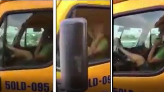 VIDEO: Tài xế xe container tay cầm điện thoại, lái xe bằng chân qua cầu Phú Mỹ ảnh 1