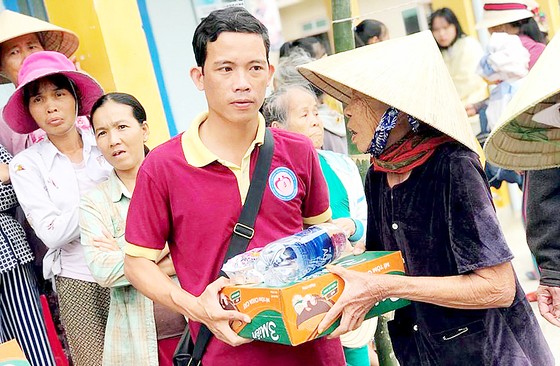 Tình người trong mưa lũ ảnh 1