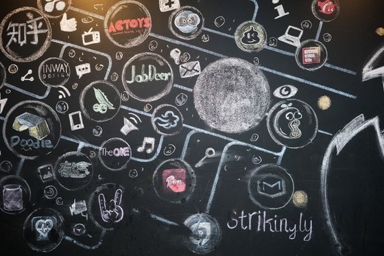 Sinovation Ventures displayed names of startups it has invested in on a chalk board at... Chinese Cash That Powered Silicon Valley Is Suddenly Toxic ảnh 3