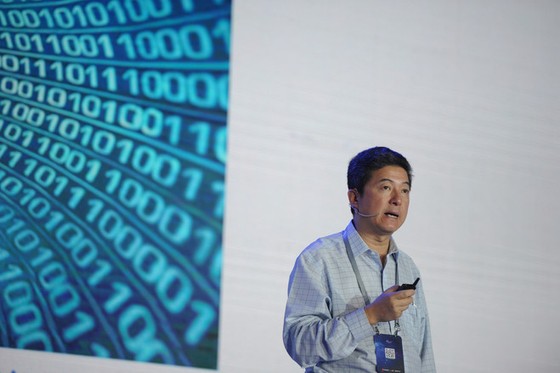 Shoucheng Zhang spoke at a technology conference in Beijing in July 2017. Chinese Cash That Powered Silicon Valley Is Suddenly Toxic ảnh 1