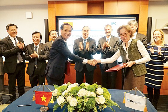UBND TPHCM và IFC ký kết bản ghi nhớ về cải thiện và mở rộng cơ sở hạ tầng của TPHCM ảnh 1
