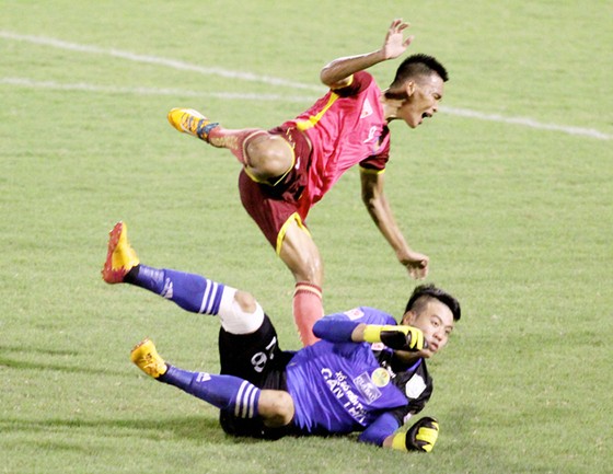 Bạo lực trên sân cỏ V-League ảnh 2