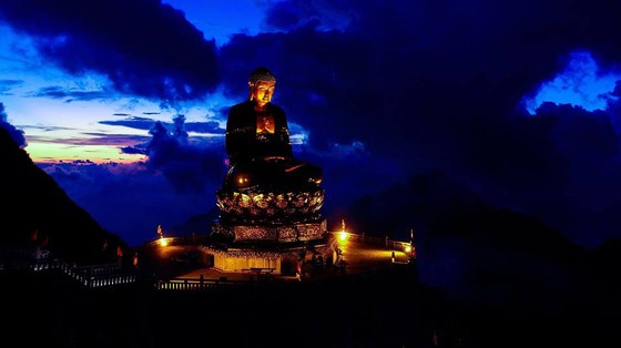Khai hội xuân mở cổng trời Fansipan, du khách nô nức về chiêm bái xá lợi Phật trên đỉnh thiêng ảnh 6