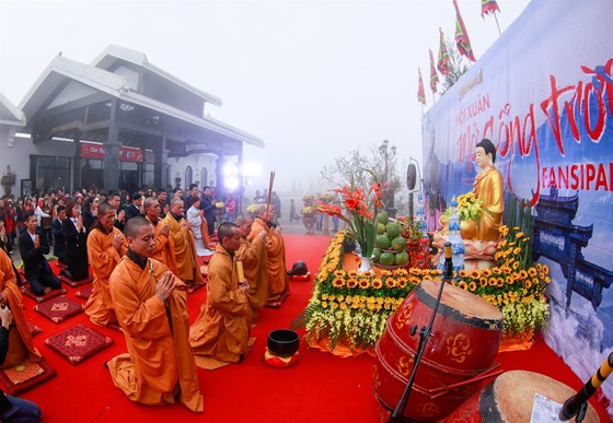 Khai hội xuân mở cổng trời Fansipan, du khách nô nức về chiêm bái xá lợi Phật trên đỉnh thiêng ảnh 1