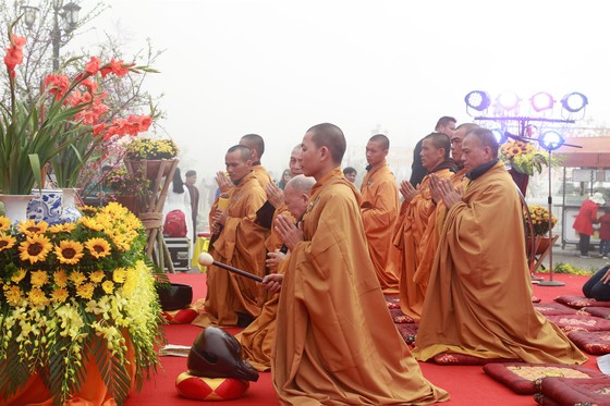 Khai hội xuân mở cổng trời Fansipan, du khách nô nức về chiêm bái xá lợi Phật trên đỉnh thiêng ảnh 2