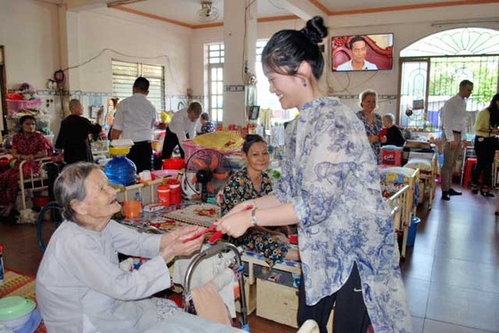 Trao hơn 600 triệu đồng quà tết cho người già neo đơn, trẻ em mồ côi ảnh 1