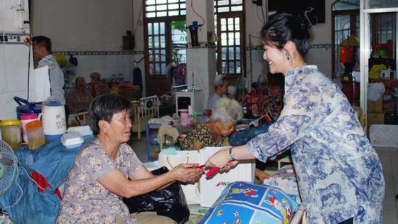 Trao hơn 600 triệu đồng quà tết cho người già neo đơn, trẻ em mồ côi ảnh 2