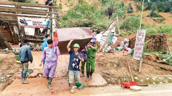 Chung sức khắc phục hậu quả mưa lũ ảnh 1