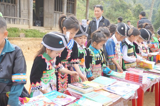 Đưa sách đến trẻ nghèo bản xa ảnh 1