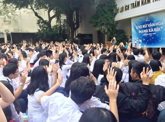 “Con dao” mang tên cư dân mạng Nhiều trường học tổ chức các chương trình giúp học sinh biết cách ứng xử trên mạng xã hội sao cho chuẩn mực. Ảnh: SAC