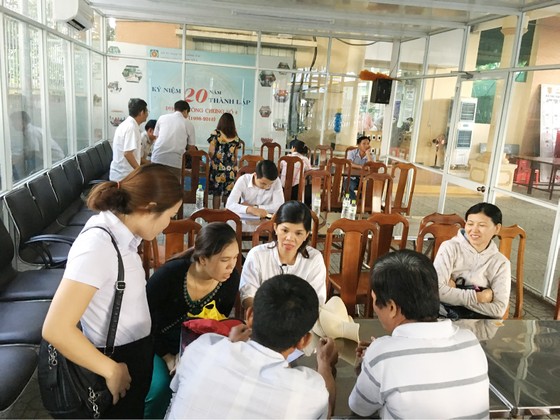 Người dân giao dịch tại Phòng Công chứng số 4 tỉnh Đồng Nai. Ảnh: THÀNH TRÍ