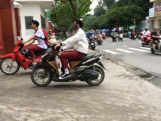 Lơ là đội nón bảo hiểm ảnh 1