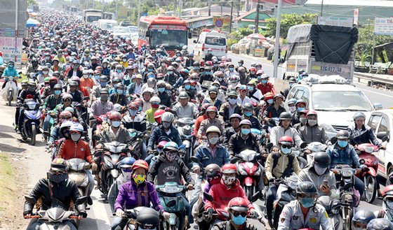 Người dân ùn ùn đổ về TPHCM, Hà Nội sau đợt nghỉ tết ảnh 1