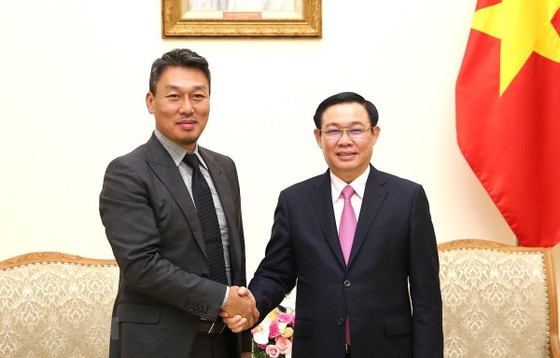 Phó Thủ tướng Vương Đình Huệ tiếp ông Park Byounggun, Giám đốc Công ty Công nghệ Alliex (Hàn Quốc). (Ảnh: Dương Giang/TTXVN)