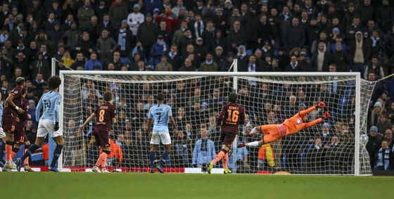 Tiền đạo Man City tiết lộ bí mật quả sút phạt thần sầu trước Hoffenheim ảnh 2