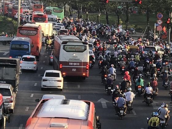 Người dân tấp nập trở lại TPHCM sau kỳ nghỉ lễ ảnh 2