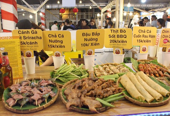 Đông đảo thực khách “khai hội” hàng trăm món ngon ảnh 10