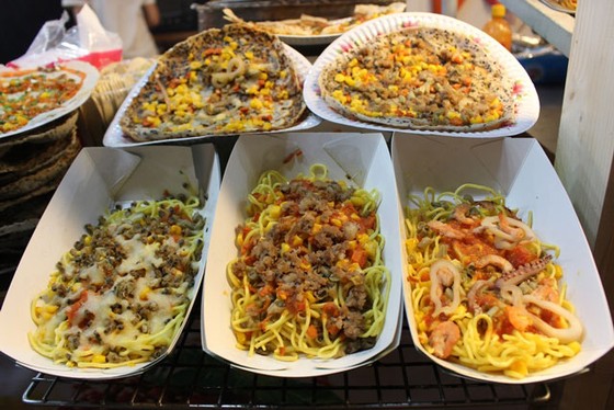 Đông đảo thực khách “khai hội” hàng trăm món ngon ảnh 12
