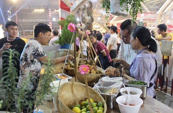 Đông đảo thực khách “khai hội” hàng trăm món ngon ảnh 8