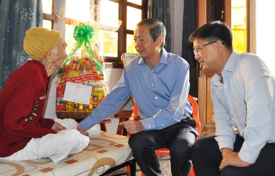 Phó Chủ tịch UBND TPHCM dùng tiền túi tặng thêm tiền tết cho hộ nghèo ảnh 1