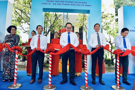 Bí thư Thành ủy TPHCM Nguyễn Thiện Nhân: Xây dựng đô thị thông minh để 'đoàn tàu TPHCM' tăng tốc ảnh 2