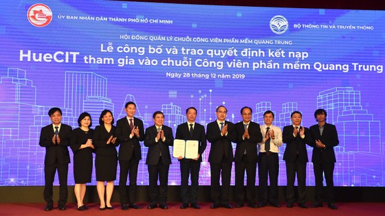 Bí thư Thành ủy TPHCM Nguyễn Thiện Nhân: Đưa công nghệ thông tin - truyền thông thành ngành chủ lực ảnh 6