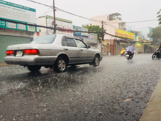 Cơn mưa "giải nhiệt" ở nhiều quận, huyện TPHCM trong dịp nghỉ lễ ảnh 2