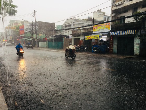 Cơn mưa "giải nhiệt" ở nhiều quận, huyện TPHCM trong dịp nghỉ lễ ảnh 1