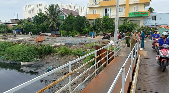 Người phụ nữ tử vong trên khối bê tông dưới kênh nước ảnh 1