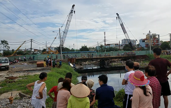 Người phụ nữ tử vong trên khối bê tông dưới kênh nước ảnh 2