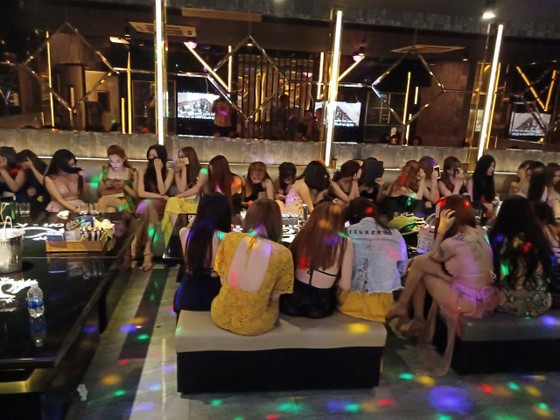 Đột kích hàng loạt tụ điểm ăn chơi có tiếng ở TPHCM, phát hiện nữ tiếp viên nhí 13 tuổi ảnh 1