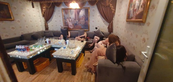 Đột kích hàng loạt tụ điểm ăn chơi có tiếng ở TPHCM, phát hiện nữ tiếp viên nhí 13 tuổi ảnh 3