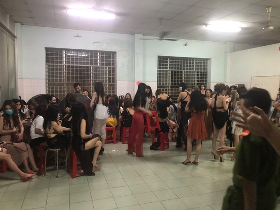 Đột kích hàng loạt tụ điểm ăn chơi có tiếng ở TPHCM, phát hiện nữ tiếp viên nhí 13 tuổi ảnh 2