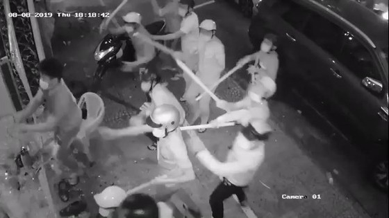 Nhóm 'giang hồ' dùng hung khí đập phá nhà hàng ở trung tâm TPHCM ảnh 1